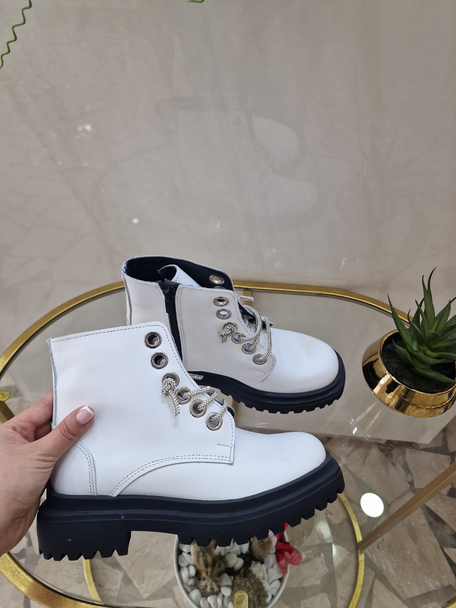 Anfibi corti in pelle bianco con lacci in strass removibili